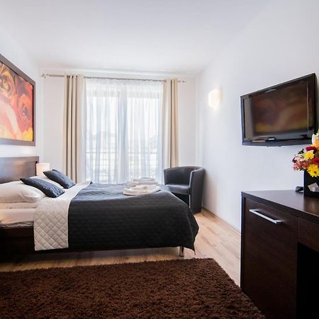 Delfin Bed & Breakfast Мендзиводзе Екстериор снимка