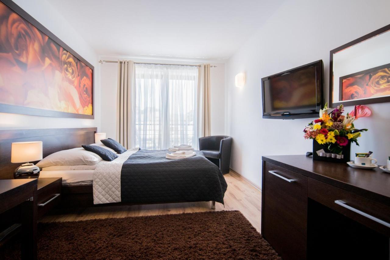 Delfin Bed & Breakfast Мендзиводзе Екстериор снимка